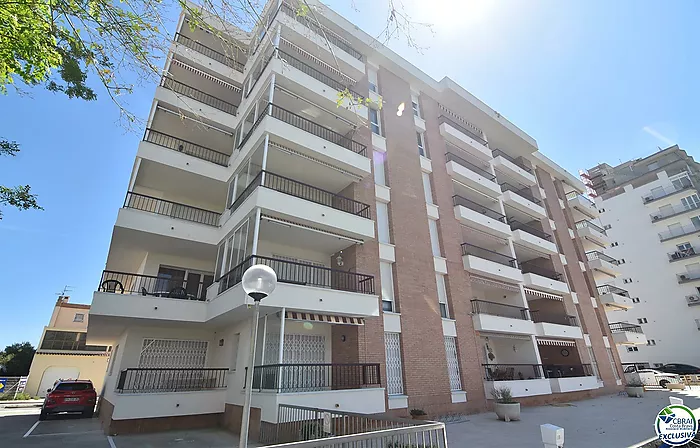 Piso - Apartamento en venta en Roses, 2 habitaciones,1 baño,una gran terraza con vistas al canal y montaña y plaza de parking privada.