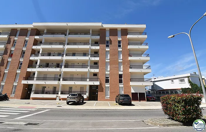 Piso - Apartamento en venta en Roses, 2 habitaciones,1 baño,una gran terraza con vistas al canal y montaña y plaza de parking privada.