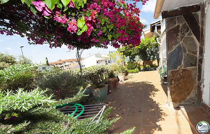 Appartement spacieux avec jardin privé proche de la plage et du centre ville.