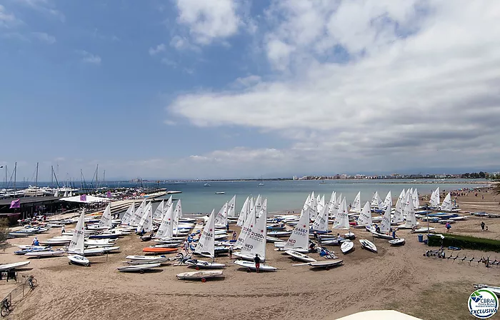 Appartement spacieux avec jardin privé proche de la plage et du centre ville.