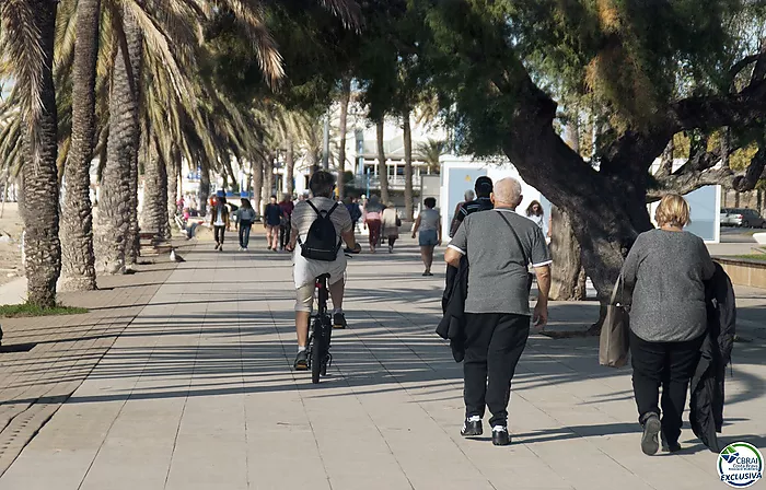 Amplio apartamento con jardín privado cerca de la playa y del centro de la ciudad.