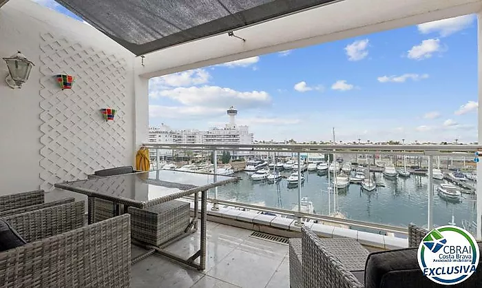 NAUTICA PORT GREC Penthouse en duplex rénové avec terrasse de 8m2 et vue sur la mer et le canal