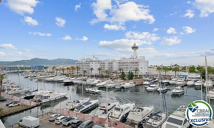 NAUTICA PORT GREC Penthouse en duplex rénové avec terrasse de 8m2 et vue sur la mer et le canal