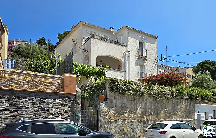 Gran apartamento de 3 dormitorios con bonitas vistas a la montaña a minutos de la playa.