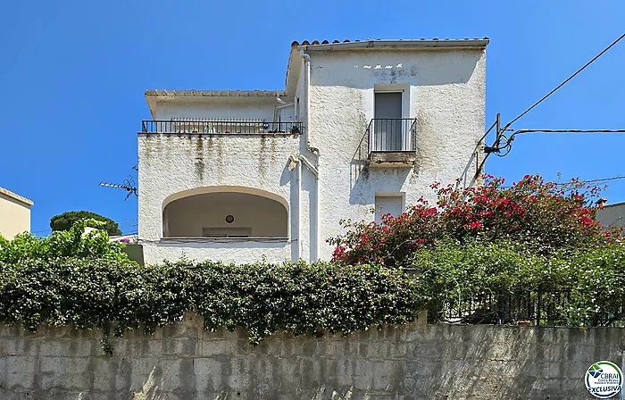 Grand appartement de 3 chambres avec belle vue sur la montagne, à quelques minutes de la plage.