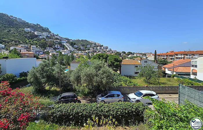 Grand appartement de 3 chambres avec belle vue sur la montagne, à quelques minutes de la plage.