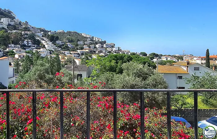 Grand appartement de 3 chambres avec belle vue sur la montagne, à quelques minutes de la plage.