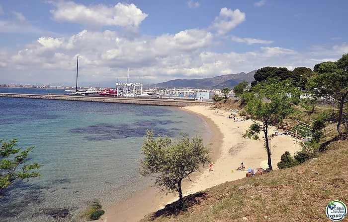 Gran apartamento de 3 dormitorios con bonitas vistas a la montaña a minutos de la playa.