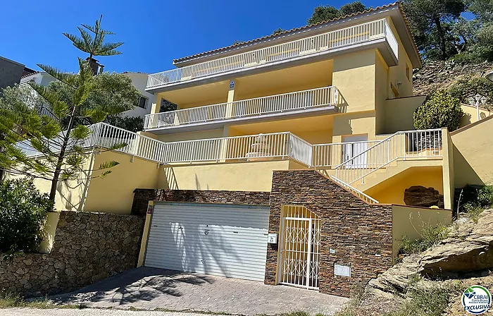 MAGNIFIQUE XALET DE 253 M2 CONSTRUIT, 608 M2 DE TERRAIN, BELLE VUE MER ET PISCINE AVEC GRANDES TERRASSES. COMPOSÉ DE GARAGE POUR DEUX VOITURES, ASCENS