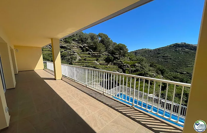 MAGNIFIQUE XALET DE 253 M2 CONSTRUIT, 608 M2 DE TERRAIN, BELLE VUE MER ET PISCINE AVEC GRANDES TERRASSES. COMPOSÉ DE GARAGE POUR DEUX VOITURES, ASCENS