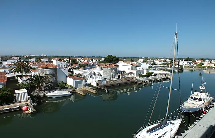 Apartamento de 2 habitaciones con vistas al canal y mar