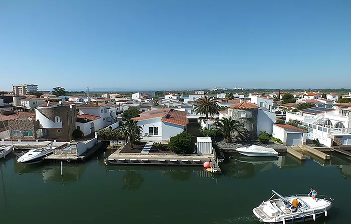 Apartamento de 2 habitaciones con vistas al canal y mar