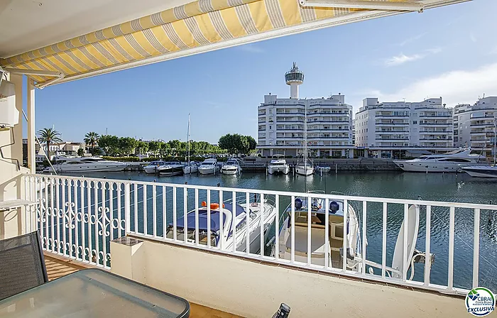 Bel appartement de vacances rénové à vendre au milieu d'Empuriabrava avec une superbe vue sur le canal