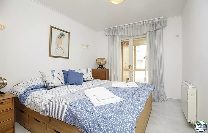 Precioso apartamento vacacional reformado en venta en el centro de Empuriabrava con magníficas vistas al canal