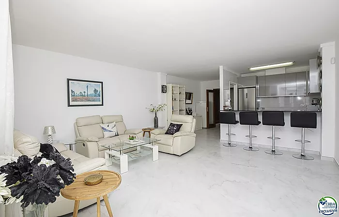 Precioso apartamento vacacional reformado en venta en el centro de Empuriabrava con magníficas vistas al canal