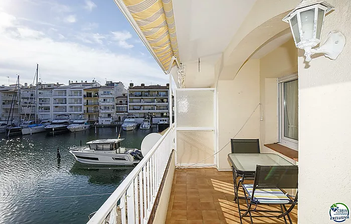 Precioso apartamento vacacional reformado en venta en el centro de Empuriabrava con magníficas vistas al canal