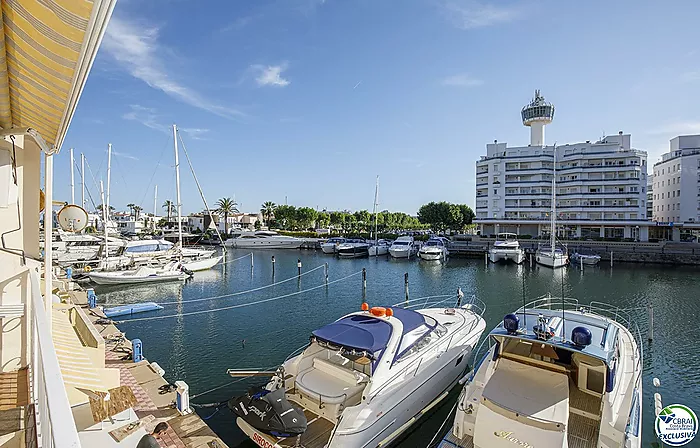 Precioso apartamento vacacional reformado en venta en el centro de Empuriabrava con magníficas vistas al canal