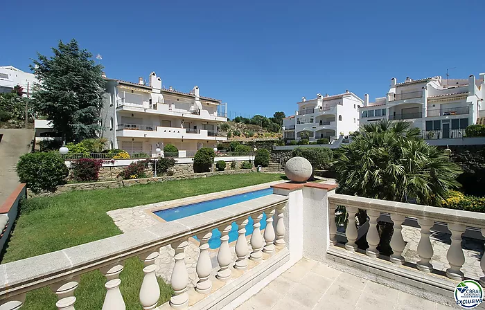 Appartement au rez-de-chaussée,vues, parking et piscine en copropriété