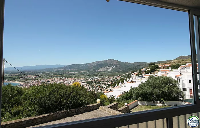 Appartement au rez-de-chaussée,vues, parking et piscine en copropriété