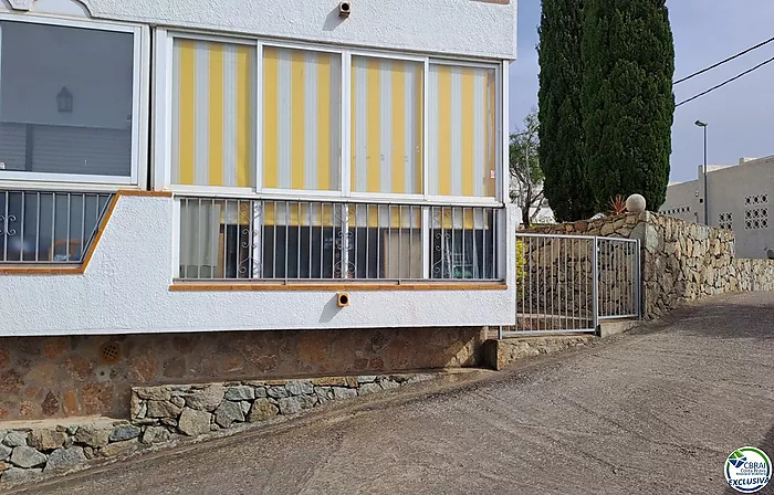 Appartement au rez-de-chaussée,vues, parking et piscine en copropriété