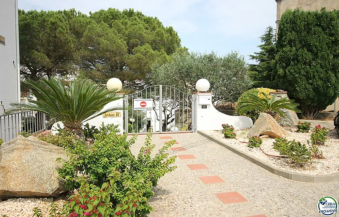 Appartement au rez-de-chaussée,vues, parking et piscine en copropriété