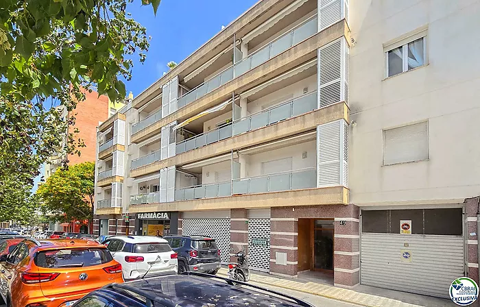 ¡Gran apartamento con aparcamiento en pleno centro de Roses!