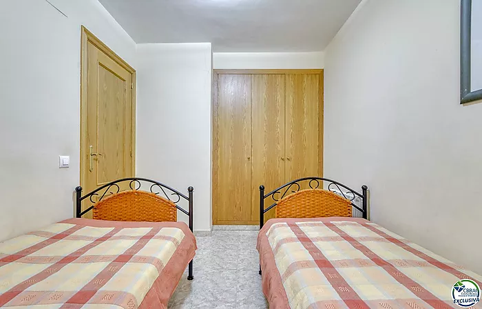 ¡Gran apartamento con aparcamiento en pleno centro de Roses!