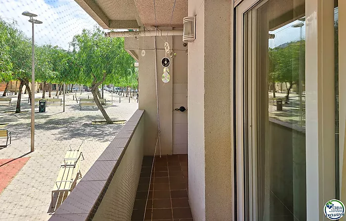 ¡Gran apartamento con aparcamiento en pleno centro de Roses!