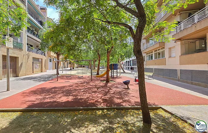 ¡Gran apartamento con aparcamiento en pleno centro de Roses!