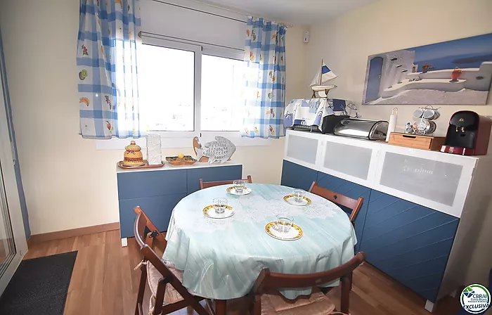 Piso - Apartamento en venta en Roses, 1 habitacion, 1 cuarto de baño y plaza de parking privada exterior.