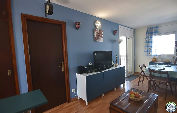 Piso - Apartamento en venta en Roses, 1 habitacion, 1 cuarto de baño y plaza de parking privada exterior.