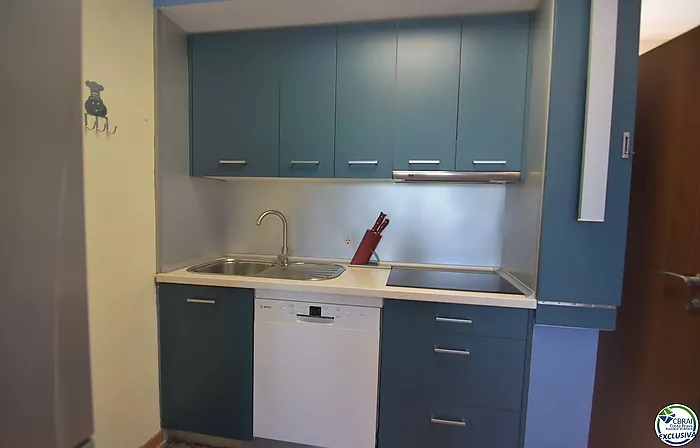 Piso - Apartamento en venta en Roses, 1 habitacion, 1 cuarto de baño y plaza de parking privada exterior.