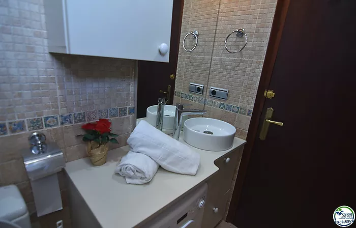 Piso - Apartamento en venta en Roses, 1 habitacion, 1 cuarto de baño y plaza de parking privada exterior.