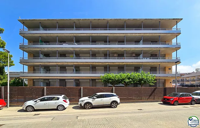 Appartement à Salatar avec vue partielle sur la mer, grande terrasse et parking privé.