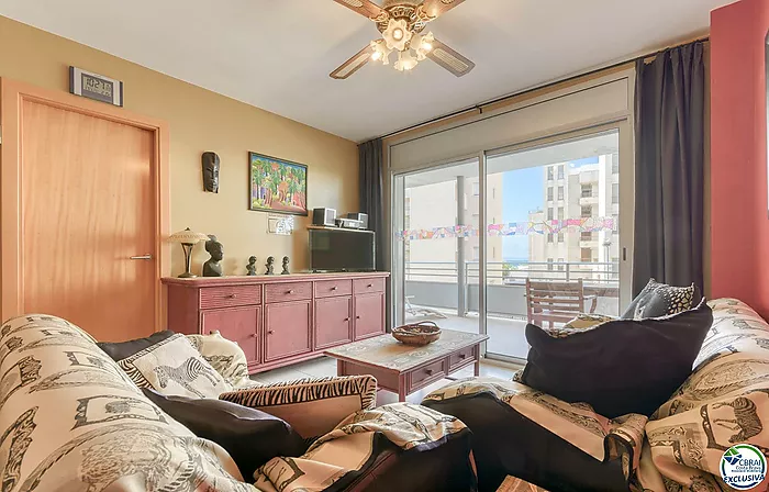 Appartement à Salatar avec vue partielle sur la mer, grande terrasse et parking privé.