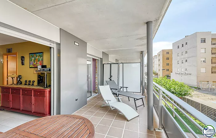 Apartamento en Salatar con vista parcial al mar, gran terraza y aparcamiento privado.