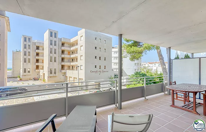 Apartamento en Salatar con vista parcial al mar, gran terraza y aparcamiento privado.