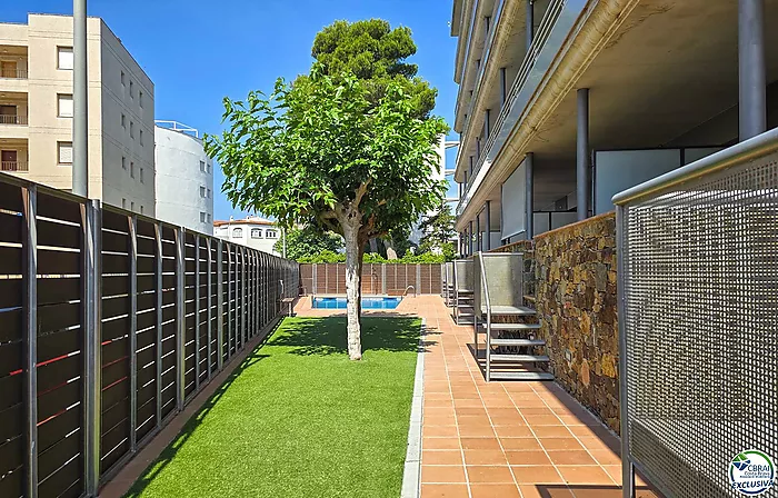 Appartement à Salatar avec vue partielle sur la mer, grande terrasse et parking privé.