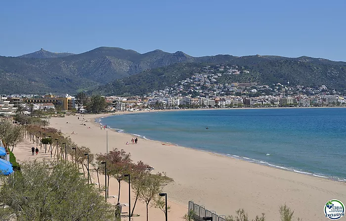 Appartement à Salatar avec vue partielle sur la mer, grande terrasse et parking privé.