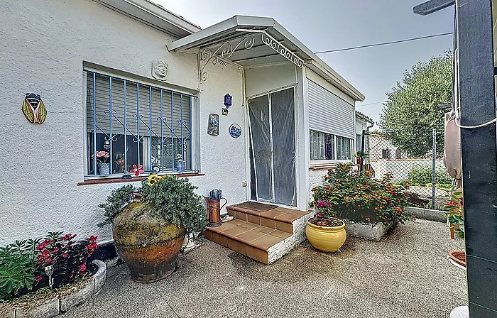 Très belle opportunité dans le quartier de Mas Bosca, en Roses. A vendre une charmante maison de 3 Chambres.