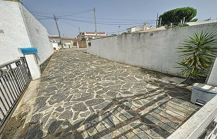 Très belle opportunité dans le quartier de Mas Bosca, en Roses. A vendre une charmante maison de 3 Chambres.