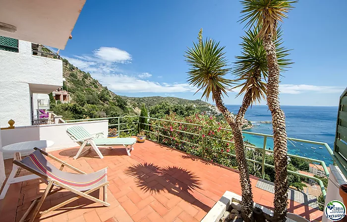 ENCANTADORA CASA ADOSADA CON VISTAS AL MAR Y PISCINA COMUNITARIA EN CANYELLES