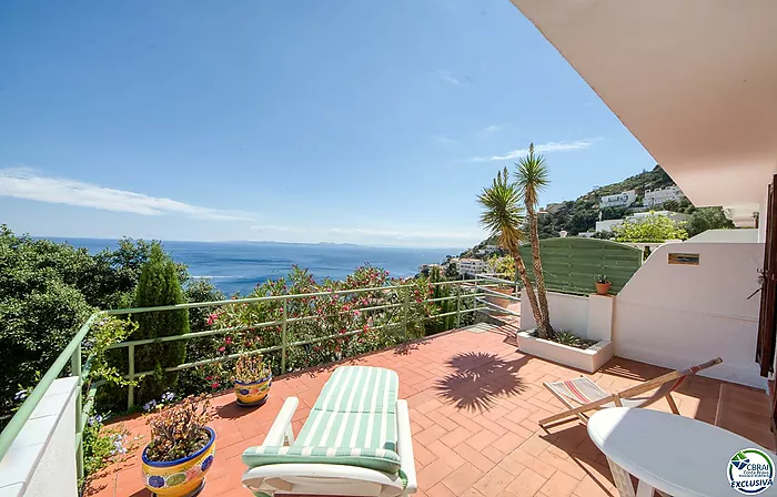 ENCANTADORA CASA ADOSADA CON VISTAS AL MAR Y PISCINA COMUNITARIA EN CANYELLES