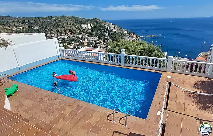 ENCANTADORA CASA ADOSADA CON VISTAS AL MAR Y PISCINA COMUNITARIA EN CANYELLES