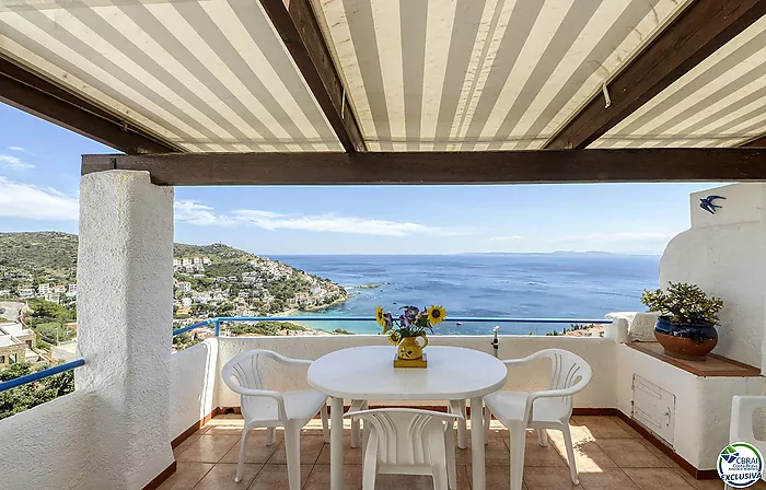 ENCANTADORA CASA ADOSADA CON VISTAS AL MAR Y PISCINA COMUNITARIA EN CANYELLES