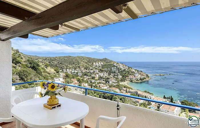 ENCANTADORA CASA ADOSADA CON VISTAS AL MAR Y PISCINA COMUNITARIA EN CANYELLES