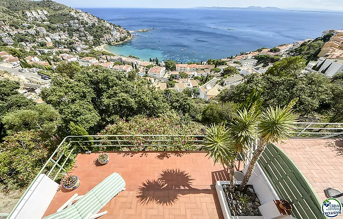 ENCANTADORA CASA ADOSADA CON VISTAS AL MAR Y PISCINA COMUNITARIA EN CANYELLES