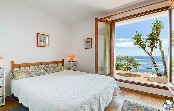 ENCANTADORA CASA ADOSADA CON VISTAS AL MAR Y PISCINA COMUNITARIA EN CANYELLES