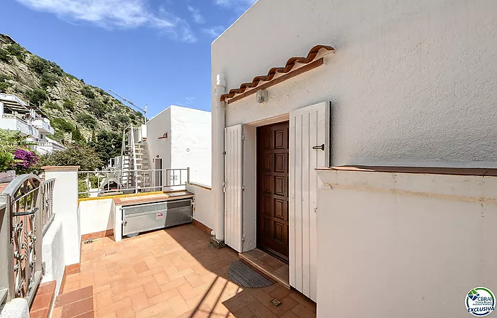 ENCANTADORA CASA ADOSADA CON VISTAS AL MAR Y PISCINA COMUNITARIA EN CANYELLES