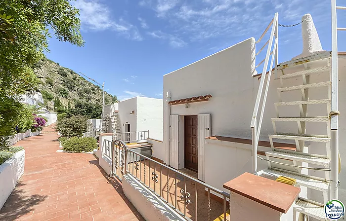 ENCANTADORA CASA ADOSADA CON VISTAS AL MAR Y PISCINA COMUNITARIA EN CANYELLES